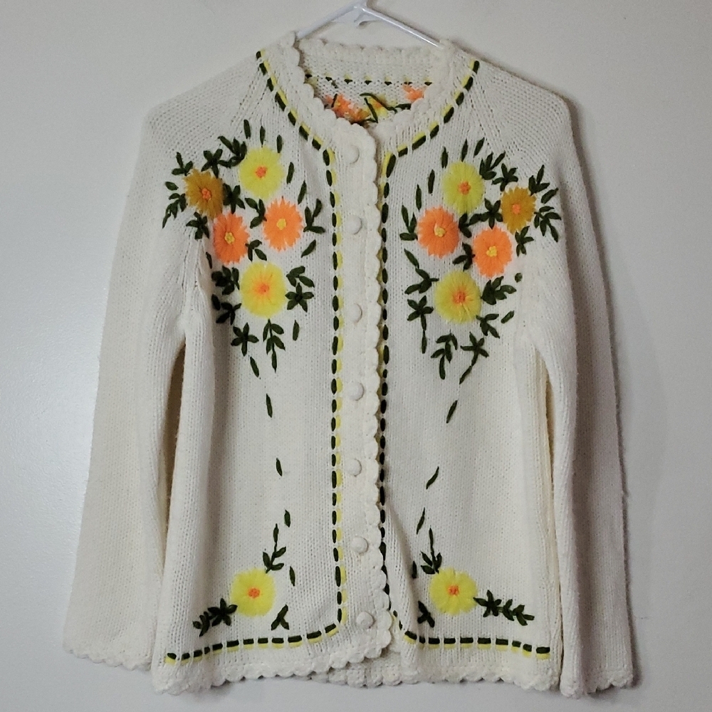 Womens Vintage Handmade Floral Embroidered Knit Sweater Size Small 70's Buttons